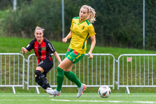Brommapojkarnas Jennifer Sjösten och Bollstanäs Julia Ekholm