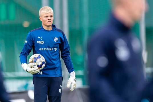 Halmstads målvakt Zackarias Nilsson före fotbollsmatchen i Allsvenskan mellan Varberg och Halmstad den 28 augusti 2021 i Varberg. 