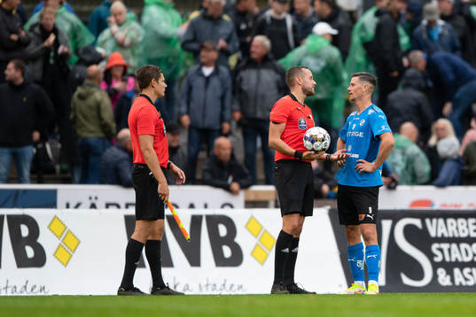 Domare Victor Wolf och Halmstads Markus Antonsson