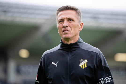 Häckens tränare Mats Gren innan fotbollsmatchen i