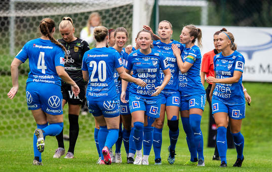 Kalmars Mimmi Asperot jublar med lagkamrater efter 1-1