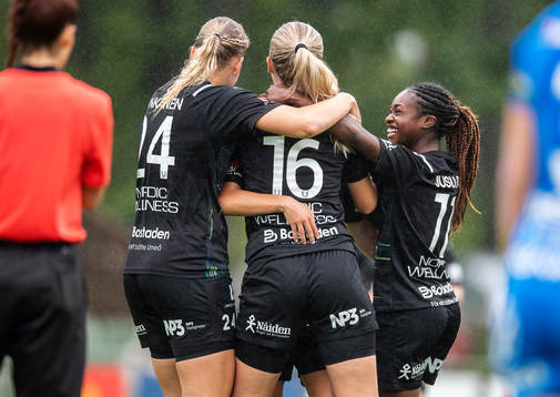 Umeås Lisa Björk jublar efter 1-2 med lagkamrater