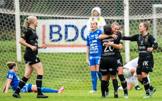 Umeås Alexandra Sandström jublar efter 2-7 med lagkamrater