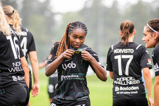 Umeås Monic Jusu Bah jublar och kysser klubbmärket efter 1-4