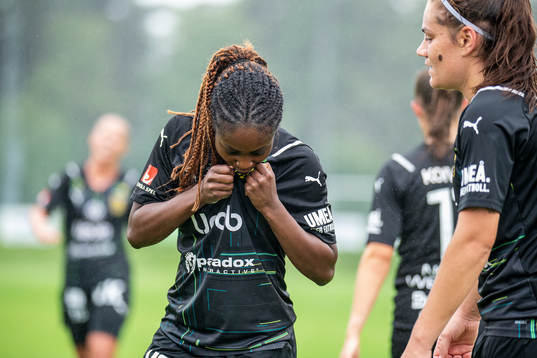 Umeås Monic Jusu Bah jublar och kysser klubbmärket efter 1-4