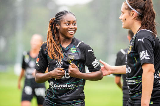 Umeås Monic Jusu Bah jublar och kysser klubbmärket efter 1-4