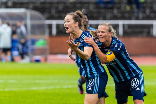 Djurgårdens Julia Walentowicz och Sheila Van Den Bulk jublar efter 1-0 målet