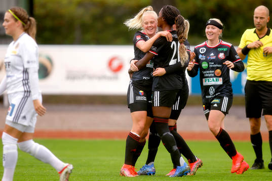Lidköpings Molly Johansson, Evelyn Ijeh och Evelina Klasson jublar