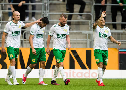 Hammarbys Jon Gudni Fjoluson, Astrit Selmani Mads Fenger Nielsen och Paulinho jublar efter att Selmani gjort 2-1 för Hammarby