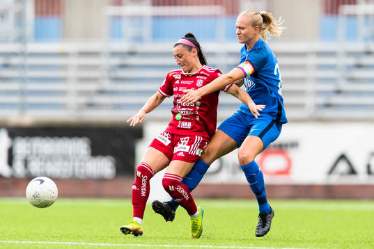 Piteås Katrina Guillou i kamp om bollen med Eskilstunas