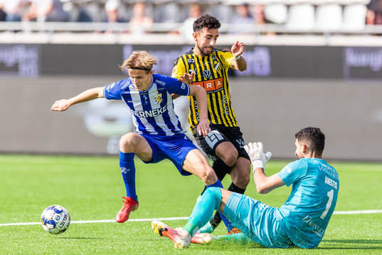 IFK Göteborgs August Erlingmark och målvakt Ioannis