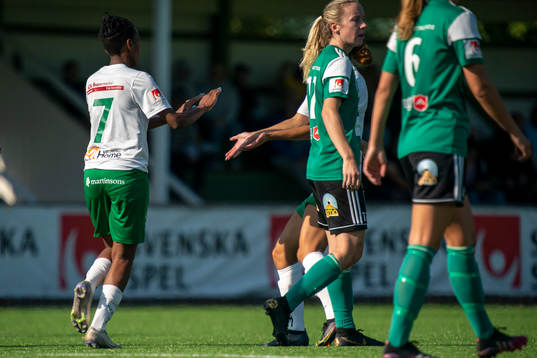 Moröns Hildah Magaia jublar efter 1-1 på straff