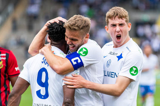 IFK Norrköpings Samuel Adegbenro och Isak Bergmann Johannesson jublar med målskytten till 1-0 Christoffer Nyman