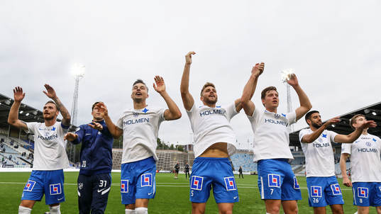 IFK Norrköpings spelare med Linus Wahlqvist, Julius Lindgren, Henrik Castegren, Christoffer Nyman, <n, Kristoffer Khazeni och Isak Bergmann Johannesson jublar