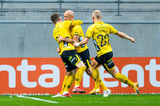 Elfsborgs Robert Gojani och Simon Strand jublar med målskytten till 0-3 Rasmus Alm (till vänster)