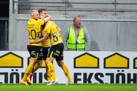 Elfsborgs Rasmus Alm jublar med Simon Strand och Robert Gojani efter 0-3