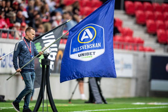 En flagga med Allsvenskans och Unibets logotyp