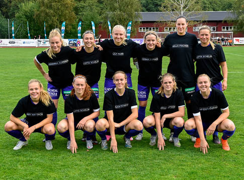 Jitex startelva poserar för en bild i specialdesignade t-shirts