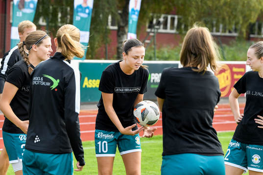 Alingsås Stina Jensen i specialdesignad t-shirt