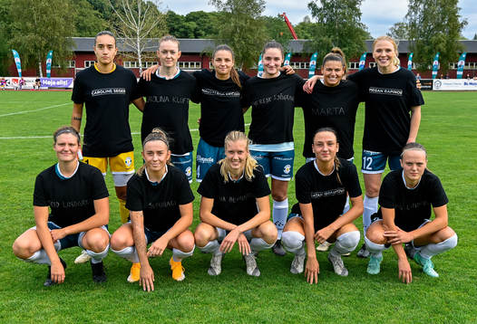 Alingsås startelva poserar för en bild i specialdesignade t-shirts
