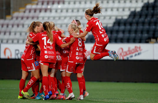 Jubel vid Örebros Amanda Rantanen 1-0 mål