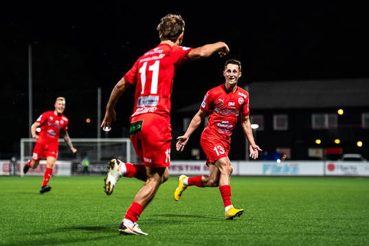 Värnamos Edvin Becirovic jublar med Joel Craig Stevens efter 1-2