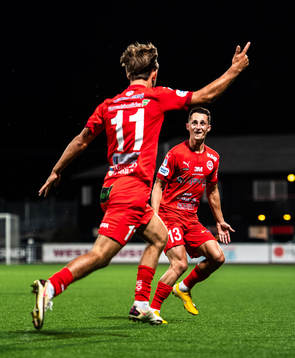 Värnamos Edvin Becirovic jublar med Joel Craig Stevens efter 1-2