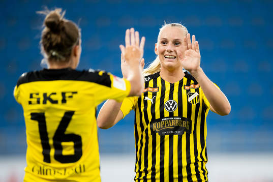 Stina Blackstenius of Häcken celebrates with Filippa