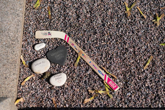 En liten ishockeyklubba ligger vid Stefan Livs grav