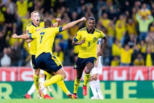 Alexander Isak of Sweden celebrate
