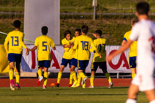 Sveriges Taha Ayari jublar efter 1-0 målet med lagkamrater