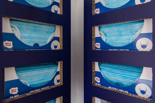 Ställ med munskydd i mediarummet