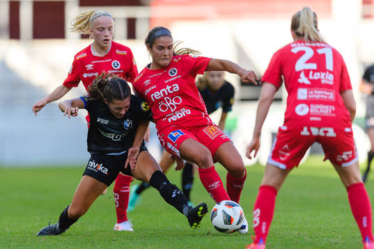 Växjös Madeline Gotta i kamp med Örebros Carly Wickenheiser