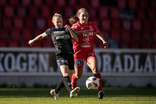 Växjös Emmi Alanen och Örebros Carly Wickenheiser