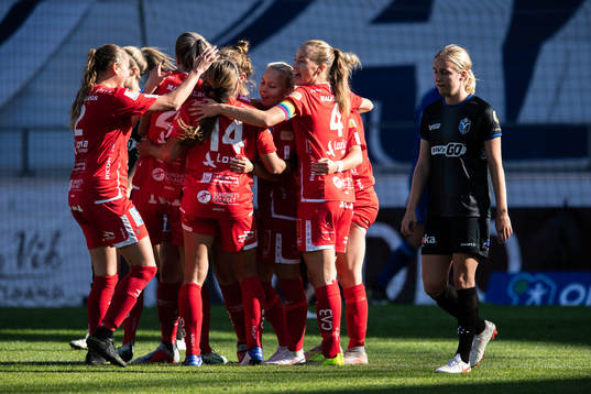 Örebros spelare jublar efter 0-1