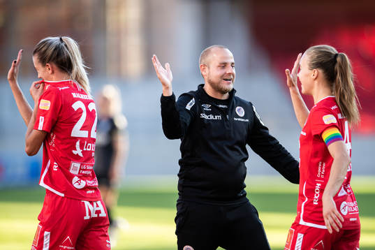 Örebros tränare Rikard Johansson och Frida Abrahamsson jublar