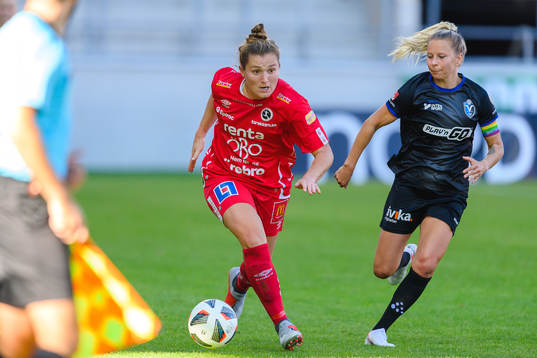 Örebros Jessie Scarpa och Växjös Emmi Alanen