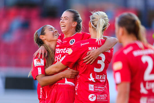 Örebros Wilma Öhman jublar med Carly Wickenheiser och Sanna Kullberg