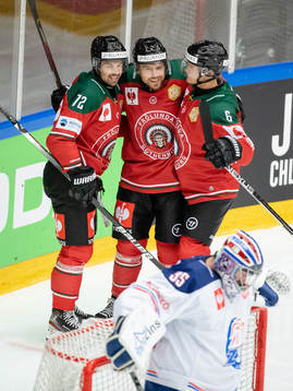 Mats Rosseli Olsen celebrates scoring 1-1 with team mates