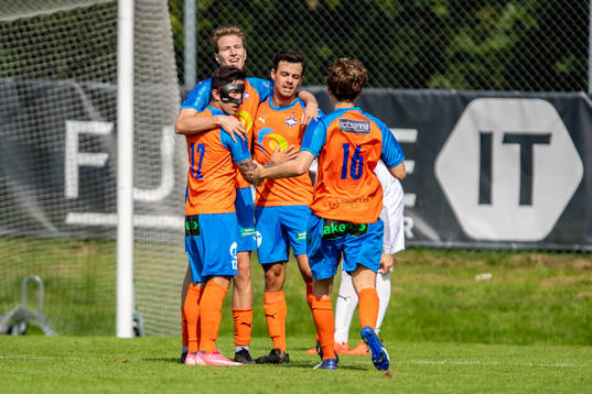 Vejbys Emil Persson jublar tillsammans medlagkamrater efter 0-1