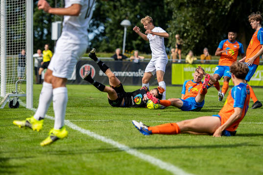 Hittarps Tim Amilon Persson oroar framför Vejbys målvakt Oskar Anderek och Andreas Ljung