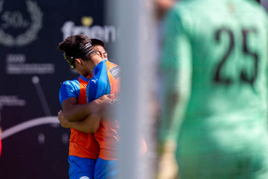 Vejbys Paolo Eduard Angelo och Richard Castro jublar efter 2-1