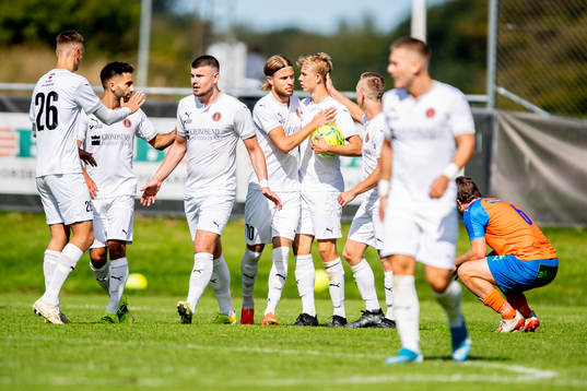 Hittarps Oliver Åkerman jublar tillsammans med Tim Amilon Persson efter 1-1