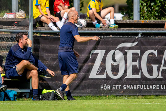 Vejbys tränare Magnus Arvidsson reagerar på ett domslut