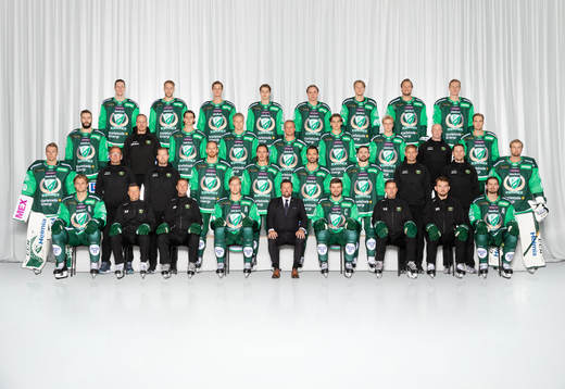  Mattias Göransson, Per Åslund, Carl Jakobsson, Lucas Forsell, Oscar Lawner, Anton Karlsson, Jacob de la Rose, Gustav Rydahl. 3:e ledet från vänster: Jesse Virtanen, Materialförvaltare Arto Mäntymäki, Albert Johansson, Daniel Viksten, Marcus Nilsson, Joel Nyström, Anton Berglund, Fystränare Jonas Asplund, Michael Lindqvist. 2:a ledet från vänster: Henrik Haukeland, Materialförvaltare Joakim Andersson, Naprapat Oskar Strandlund, Pontus Widerström, Joakim Nygård, Martin Johansson, Jens Westin, Sjukgymnast Mattias Hell, Fystränare Richard Kalenius, Jesper Eliasson. Sittande från vänster: Adam Ginning, Assisterande tränare Pelle Prestberg, Huvudtränare Johan Pennerborn, Victor Ejdsell, General Manager Peter Jakobsson, Mikael Wikstrand, Assisterande tränare Thomas Rhodin, Målvaktstränare Maciej Szwoch. Editors note: Bilden är manipulerad, objekt har tagits bort och lagts till.