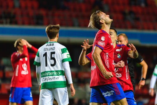 Östers Månz Berg jublar när han skjuter bollen i mål (ej mål)