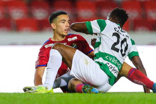 Östers Lucas Lima i kamp med Västerås Lawson Sabah