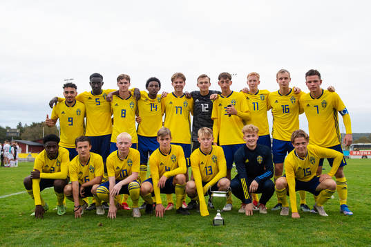 Bakre raden fr.v. Sveriges Alexandros Garcia Tsotidis, Peter Amoran, Williot Swedberg, Amar Abdirahman Ahmed, David Perez, målvakt André Picornell, Jonas Rouhi, Hugo Larsson, Victor Säfsten och Wilgot Marshage. Främre raden fr.v. Raymond Adjei, Melwin Berg, Pontus Carlsson, Felix Eriksson, Elias Nordström, målvakt Tobias Hellström, Rasmus Granath, 
