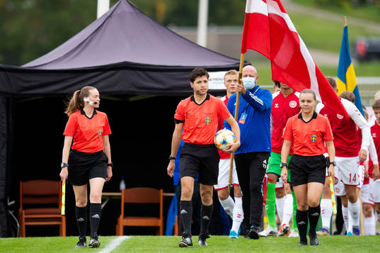 Domare Arian Chalak med assisterande Elsa Wisting Hanna Laajanen innan fotbollsmatchen i fyrnationsturneringen för P17 i fotboll mellan Sverige och Danmark den 7 september 2021 i Sundsvall. 