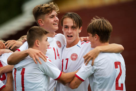 Danmarks Gustav Ørsøe Christensen, Jonathan Foss, William Clem, Jacob Andersen jublar